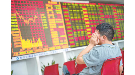 滬深兩市昨有二千隻股份下跌，股民閉翳。（中新社圖片）