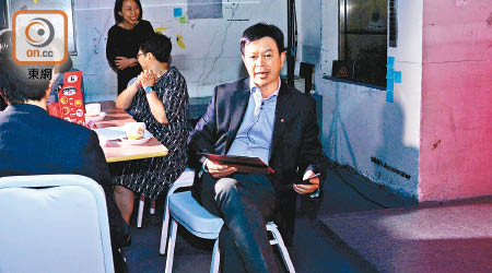 為咗推新服務，星展香港董事總經理張建生都要降呢做客戶經理。