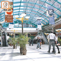 區內有馬鞍山新港城中心，方便購物。