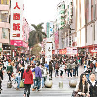 東門步行街深受港人歡迎。