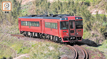 「九州橫斷特急」橫越九州中部，鮮紅色的懷舊列車只有兩節車廂。