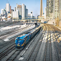 多倫多鐵路系統發達，來往市中心或各大城市均十分方便。