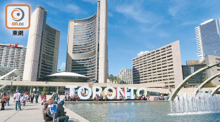 加拿大樓市持續熾熱，樓價按年升逾一成。圖為多倫多市貌。