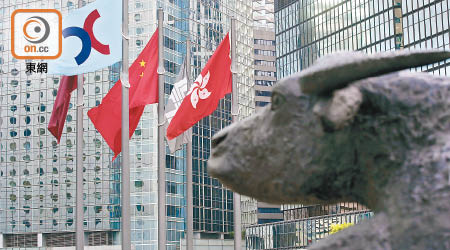 香港研究就專業投資者設立相對較寬鬆的監管門檻，以吸引新經濟公司來港上市。