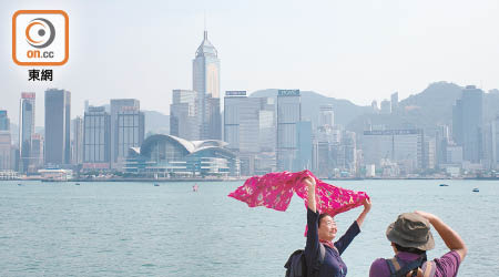 「中國大媽」積極掃貨，「舞起」港股。