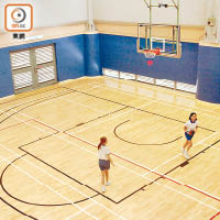 住戶可到富善體育館打籃球。