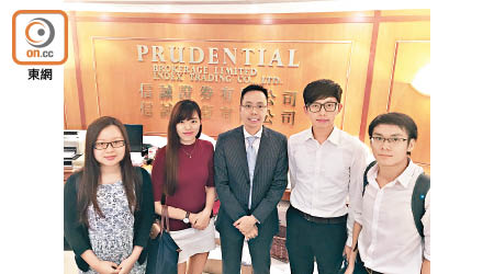 信誠王海翔（中）跟大學生講解金融業考試要訣，Candy（左一）、Jessica（左二）、Calvin（右二）及John（右一）細心聆聽。