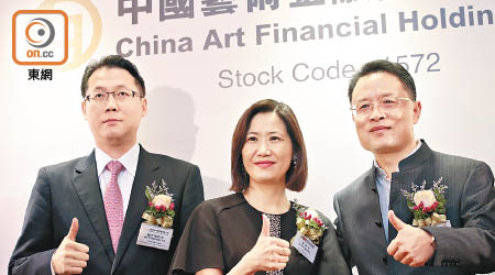 中國藝術金融范志軍（右）料紫砂藝術品拍賣價有上升空間。（胡家豪攝）