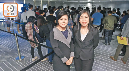 香港興業集團史慕蘭（左）表示，（隻隻）寓首日開售銷情理想，揀樓率高。（何駿軒攝）