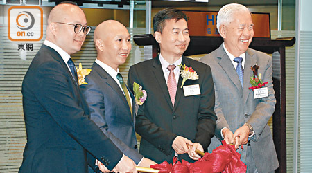 四隻新股齊掛牌，彭順彭新華（右一）表示，將在港設辦事處。（高嘉業攝）