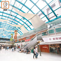 住戶可往一站之隔的新港城中心購物。