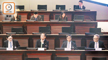 金管局總裁陳德霖（前排左一）強調外匯基金組合多元化，風險可控。（梁耀榮攝）