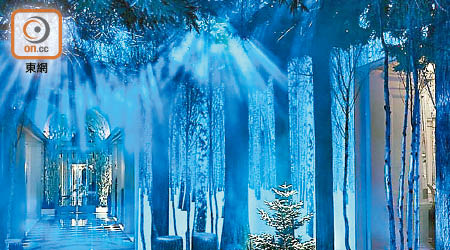 聖誕樹配合燈光效果展出。