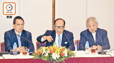 長和霍建寧（右一）稱，集團不會為和電國際接獲印度稅務局的草擬評稅令事宜作出撥備。左起為副主席李澤鉅、主席李嘉誠。