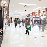 住戶可到新都會廣場購物，各大品牌齊備。