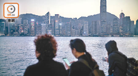 今年環球接連出現多隻「黑天鵝」，香港經濟滿布陰霾。（資料圖片）