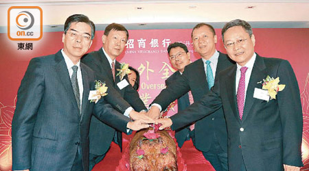 招行行長田惠宇（右一）低調來港切燒豬。