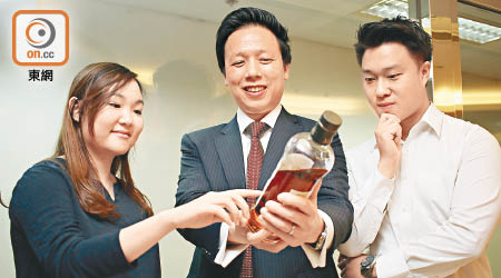 財經評論員黃志陽（中）提醒同學Joycelin（左）和Stephen（右），未必要用貴價酒招呼內地客。（黃知樂攝）