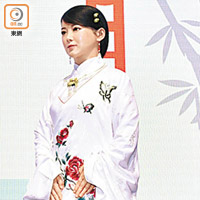 佳佳就係以呢一身裝扮，出席上海舉行嘅瑞銀大中華研討會。