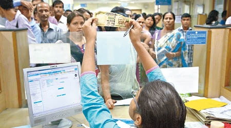 印度宣布廢除大額鈔票後，民眾紛趕到銀行排隊換鈔。（資料圖片）