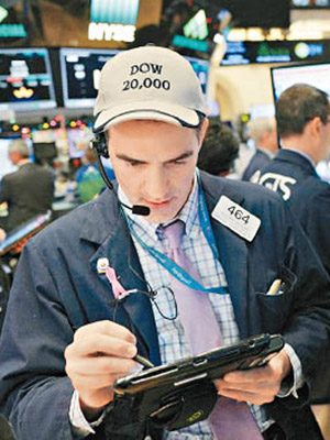 美股周三早段升破二萬關，交易員一早準備的「DOW 20,000 」帽子終於有用。