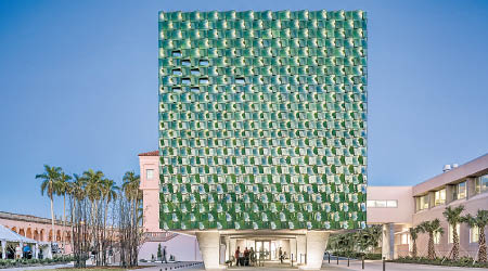 博物館以一身綠色的馬賽克瓷磚造形，告訴大家何謂藝術。