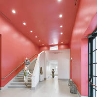 館內空間感極強，部分地方裝潢主打紅色和灰色，用色與外牆形成鮮明對比。