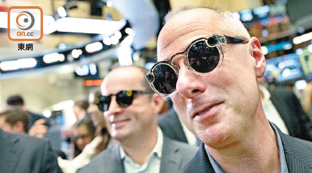 Snap上市當日，副總裁Steve Horowitz（右）戴上旗下產品Spectacles眼鏡現身紐交所，惟現時股價恐怕令其「跌眼鏡」。（資料圖片）
