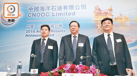 中海油總裁袁光宇（右一）表示，公司看好行業趨勢。