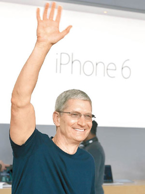今年是iPhone面世十周年，外界預期會有大革新。圖為Apple行政總裁庫克。