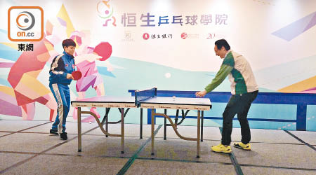 尋日恒生馮孝忠（右）同港隊代表打咗場激烈乒乓球賽事。