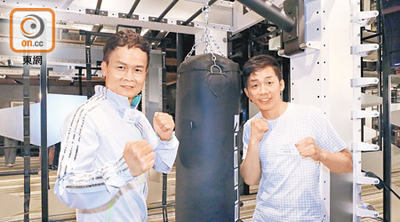 恒基物業代理林達民（左）表示，翰林峰健身中心引入Queenax多功能訓練系統。右為曹星如。（朱晉呈攝）