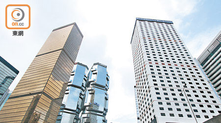 （左）遠東金融中心、（右）美國銀行中心<br>金鐘力寶中心（中）是今年首季交投最為活躍的港島甲廈。（資料圖片）