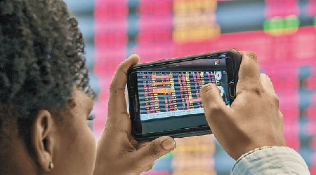 巴西股市幾乎全線下跌，有人以手機拍下「滿江紅」奇景。