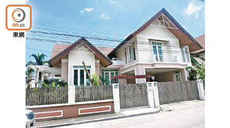 岑皓軒數年前居於曼谷一個連花園的4,000方呎公寓。