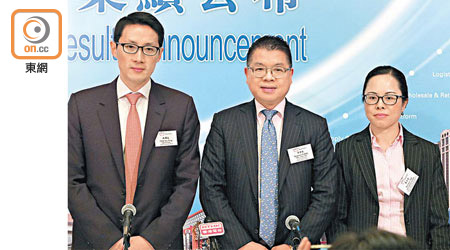 華南城副主席馮星航（中）指，B2B電商平台短期收入料貢獻不大。