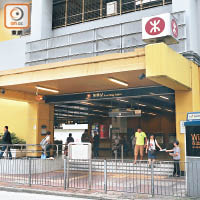 寶星中心住戶須搭程車往港鐵葵興站。