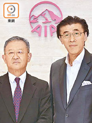 友邦集團首席執行官兼總裁黃經輝（左）強調人才培訓至為重要。（吳艷玲攝）