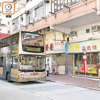 萬安大廈附近設巴士及小巴站，交通便利。