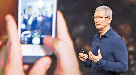 市場關注Apple會否延遲推出iPhone 8。圖為庫克。