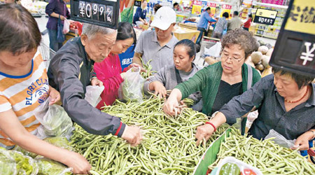 七月份內地社會消費品零售增10.4%，略低預期。（資料圖片）