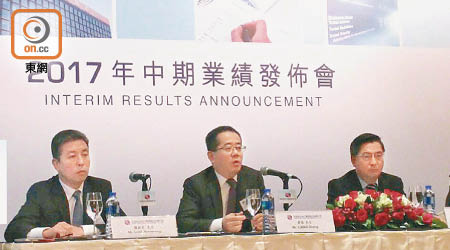 信達首席風險官羅振宏（左一）認為，上半年資產減值損失激飆僅屬階段性問題。