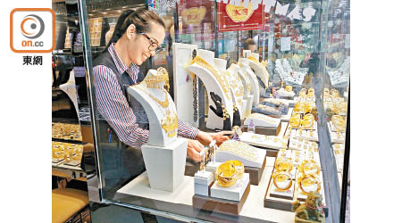 本地金飾珠寶商對十一銷情最為樂觀，並推出婚嫁產品優惠。（資料圖片）