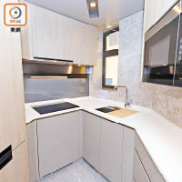 晉海昨開放的兩房戶雖為開放式廚房，但空間仍充裕。