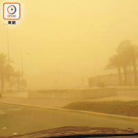 杜拜轉季時會發生沙塵暴，能見度極低。