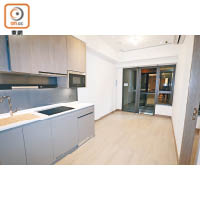 晉海一房全新交樓標準示範單位，實用面積340方呎，採用開放式廚房設計。