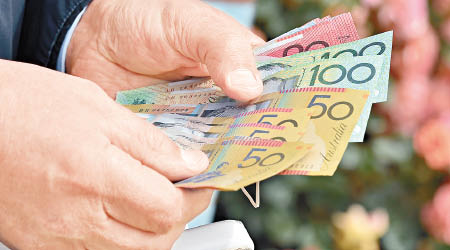澳洲央行認為，低利率繼續支持澳洲經濟，澳元周二倒插。