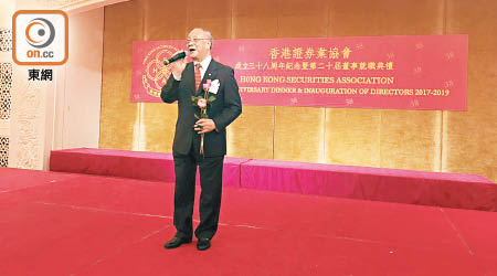 上周香港證券業協會成立38周年，唔少得股壇老行尊張天生（圖）高歌助興。