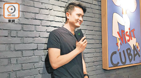 雷蛇主席陳民亮來港為Razer Phone造勢，香港售價為5,999元，而他手持背面圖案是綠色雷蛇的版本，全球僅得1,337部。