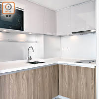 單位廚房採開放式設計，善用空間。